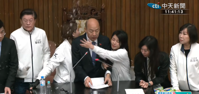 韓國瑜突遭民進黨“立委”潑水。