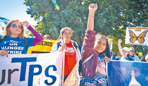 拜登政府在執政最后階段，正想辦法為特朗普大規模驅逐移民的計劃設下障礙。 政府官員透露，白宮考慮為擁有TPS的移民延長合法居留身分。 美聯社