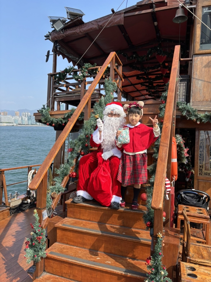 圣誕老人登上張保仔號與大家同樂派禮物， 兼“放題”合照?。▓D片來源：《親子王》）
