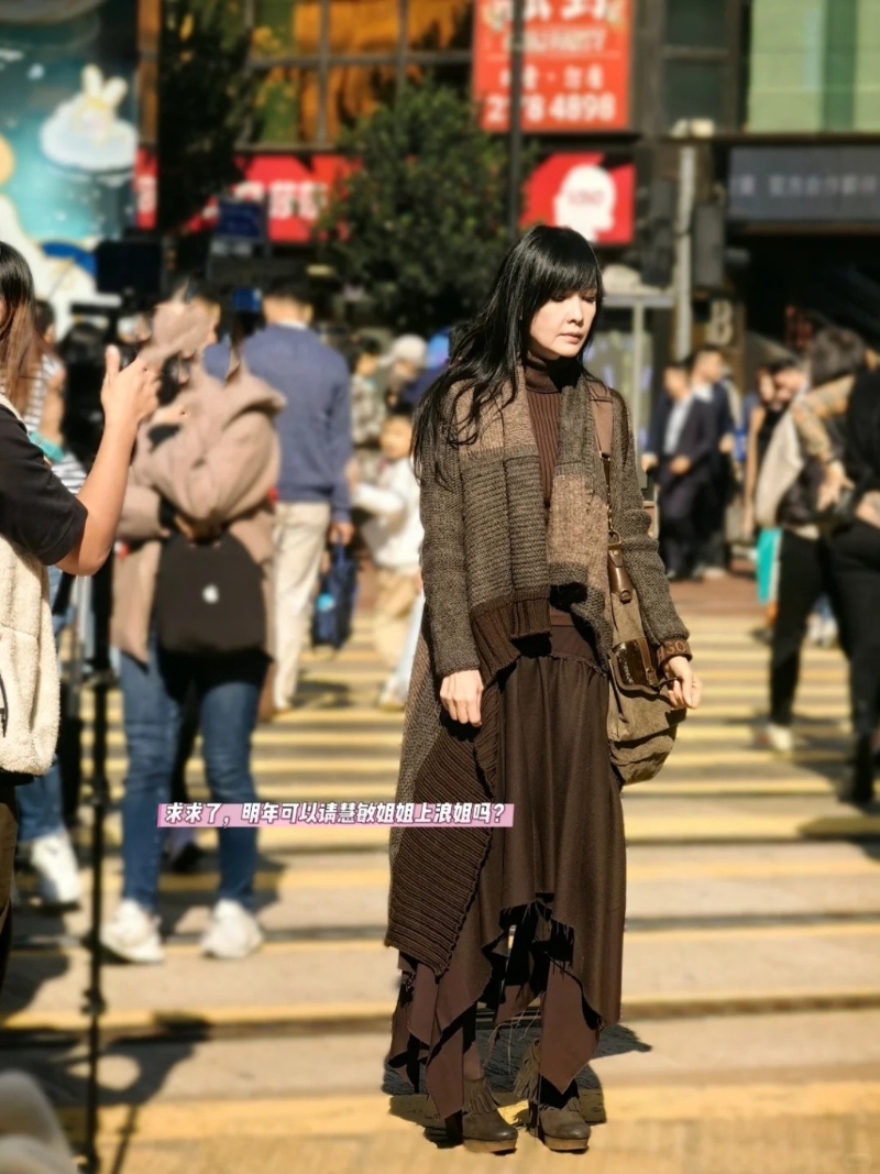 周慧敏站在馬路中央，她白皙的肌膚在日光照射下顯得更為透亮，不愧是天生麗質的自然美女神!