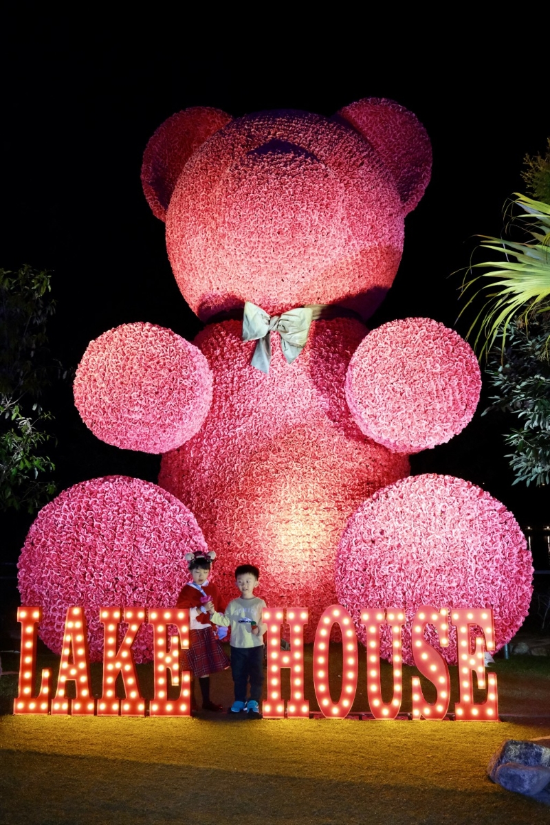 超巨大玫瑰花粉紅Bear Bear在Lake House 大門迎接大家。（圖片來源：《親子王》）