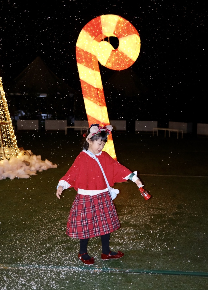 香港冬天不會下雪，可到場內浪漫雪屋感受飄雪。（圖片來源：《親子王》）