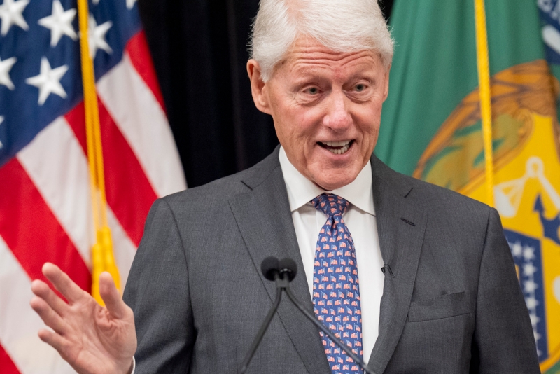 克林頓因發燒而被送往醫院。美聯社