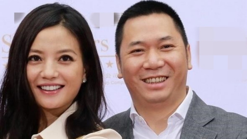 趙薇（左）丈夫黃有龍（右）被指欠債遭入稟高院追討。 資料圖片