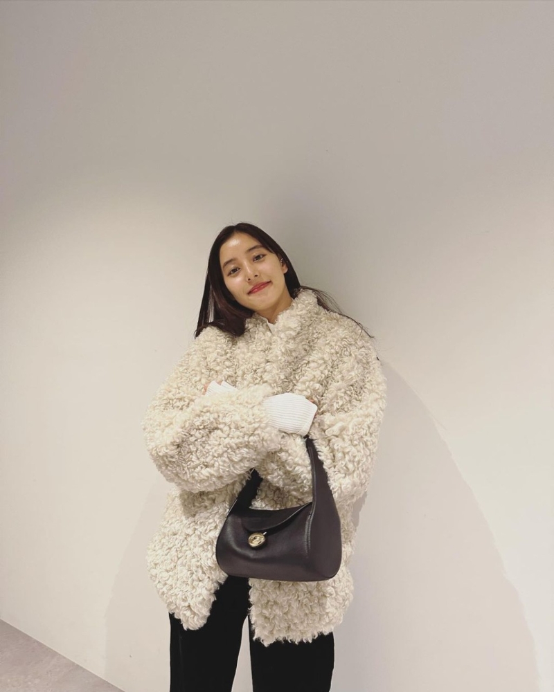 日本女星新木優子以毛毛大衣及長褲的冬日造型，配搭品牌的手袋，倍添優雅，亦豐富造型。