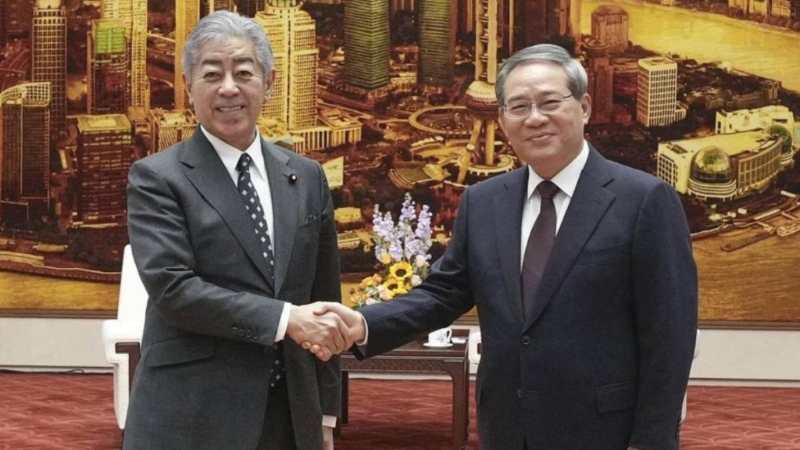 日本外相巖屋毅（左）25日訪華與總理李強會面。 美聯社