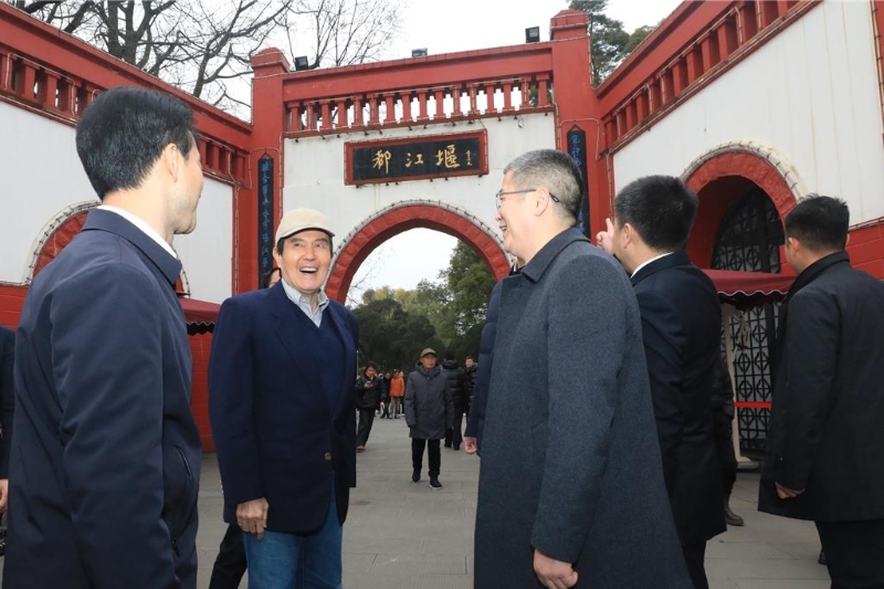 馬英九參觀四川都江堰水利工程。圖：馬英九基金會