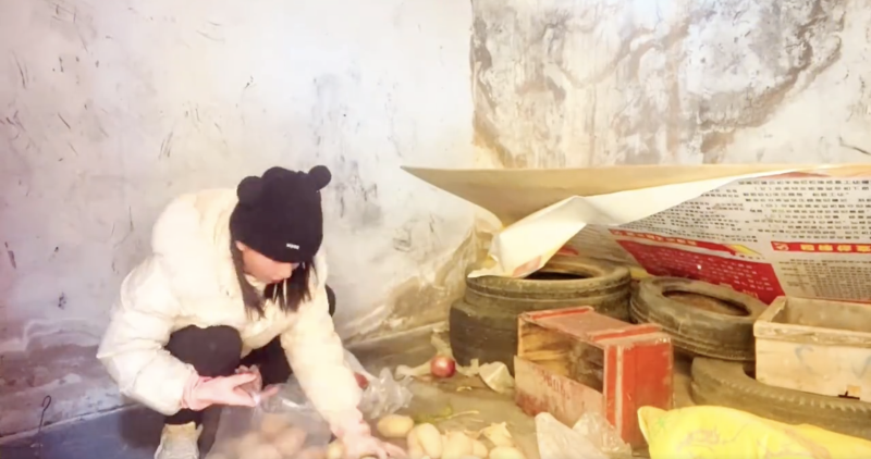 有網友提醒博主，這些物資是牧民應急用的，是“救命糧”，也有網友希望該網紅把這些物資放回去。