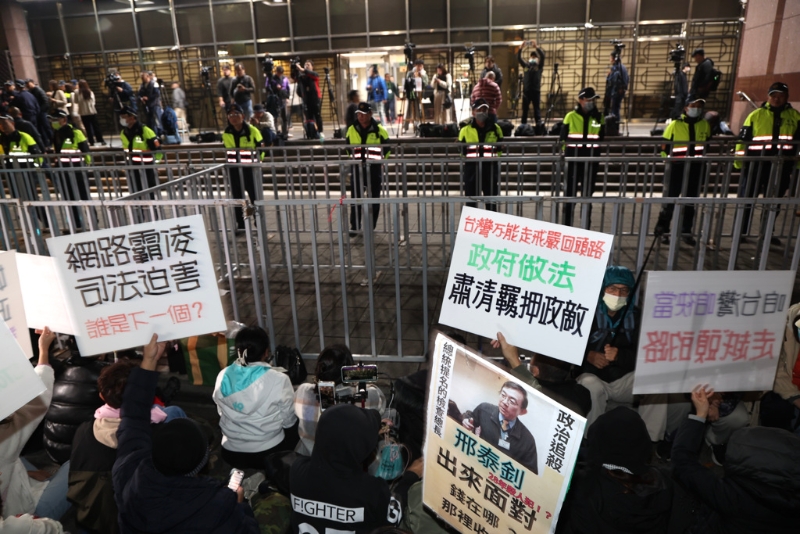 大批民眾黨支持者昨晚在臺北地檢署外聚集抗議。中時新聞網