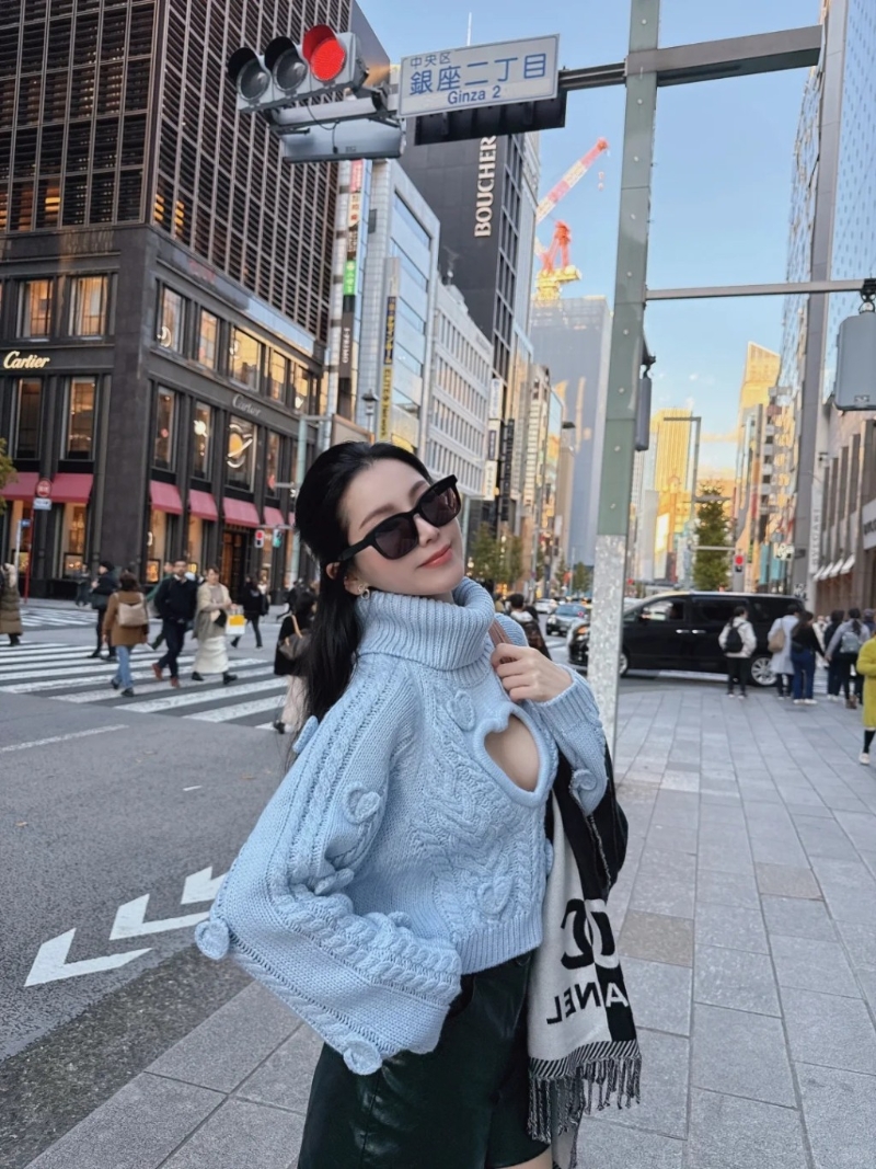 Joann一側身，就陷入走光邊緣。