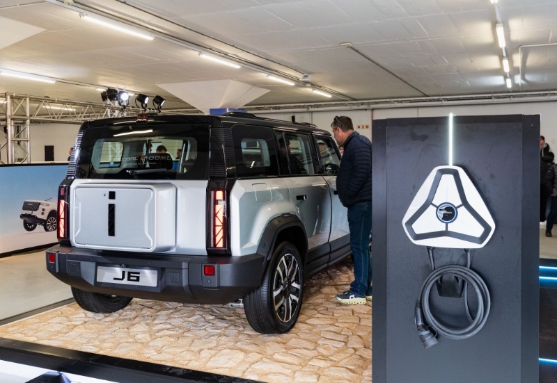 中國新能源車在國際市場廣受歡迎。圖為國產電能車在南非展出。新華社