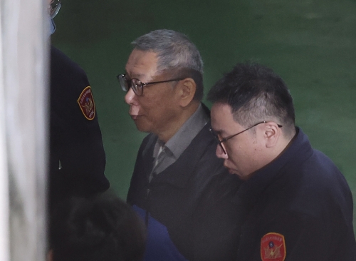 北院合議庭法官27日凌晨3時10分裁定，柯文哲以3000萬元交保。