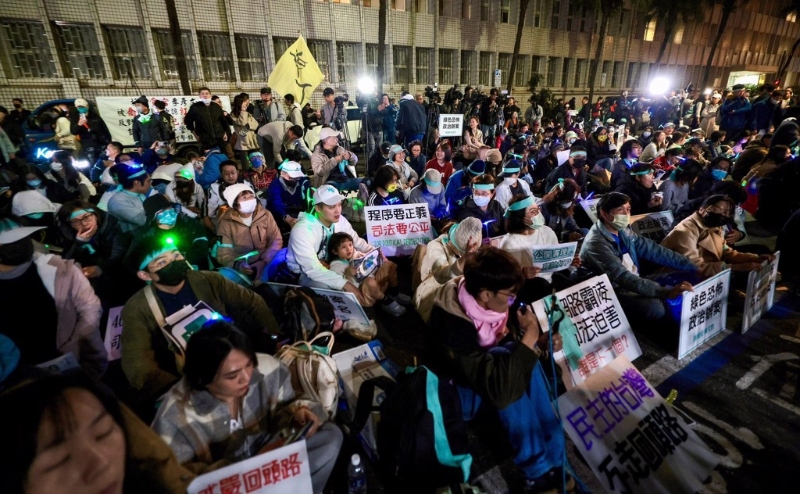 臺北地檢署偵辦京華城案、柯文哲政治獻金案26日偵結，不少小草（民眾黨支持者）晚間前來北檢聲援柯，手舉公開審理、釋放柯P、政治辦案羅織罪名、司法要公正程序要正義等標語。