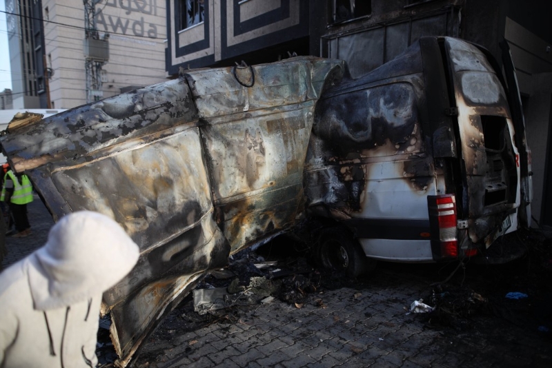 電視臺采訪車遭炸毀。新華社