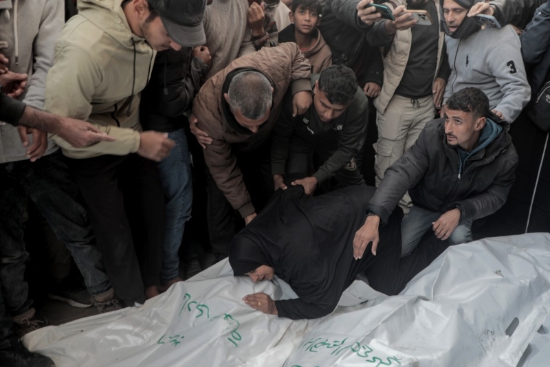 5名記者罹難，家人痛哭。新華社