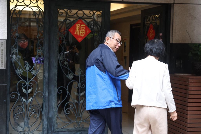 柯文哲今交保返家，由妻子陳佩琪迎接進入家門。