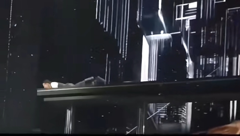 不過劉德華今晩演出這一幕，出現疑似跌倒的場面。