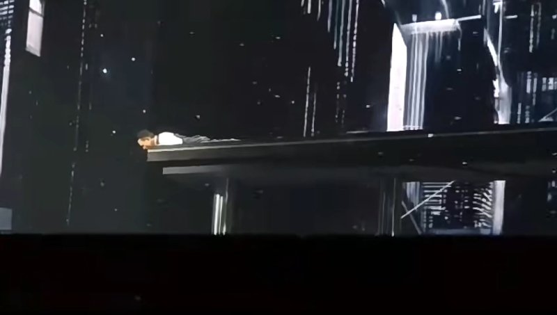 不過劉德華今晩演出這一幕，出現疑似跌倒的場面。