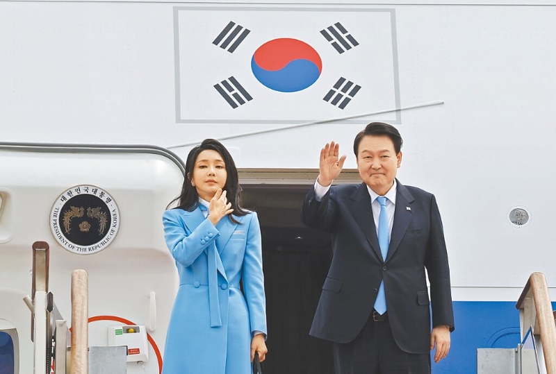 自14日彈劾案通過后，韓國總統尹錫悅已連續12天未公開露面，第一夫人金建希的活動也已中斷。圖為尹錫悅夫婦2023年4月出訪美國。