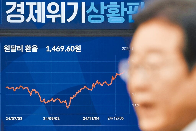 在韓國首爾27日舉行的國民議會上，反對黨領袖李在明向公眾發表聲明，電子看板顯示美元和韓元間的匯率。