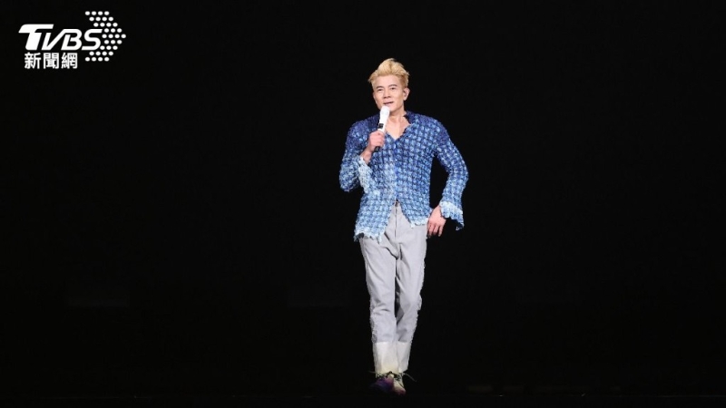 據臺媒報道，郭富城演唱到一半，竟意外受傷濺血?！禩VBS新聞網》圖片