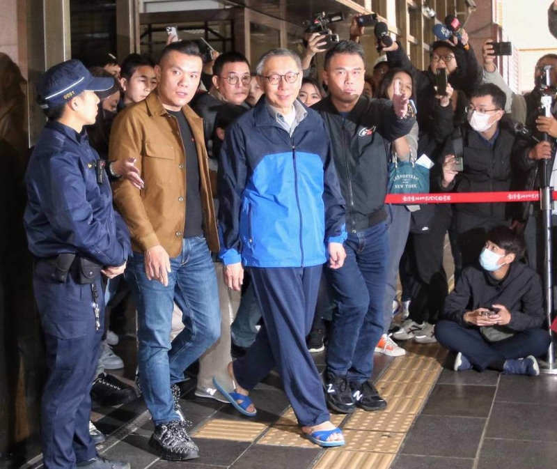 前臺北市長柯文哲（前中）移審法院后，北院27日裁定交保，柯文哲完成交保后離開。