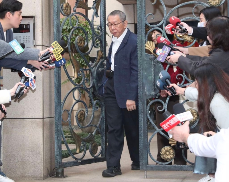 民眾黨主席柯文哲涉京華城弊案、政治獻金案，柯文哲妻子陳佩琪湊出剩下的4000萬元，30日到北院為丈夫交保并一起回家后，柯文哲換完衣服后又隨即出門。