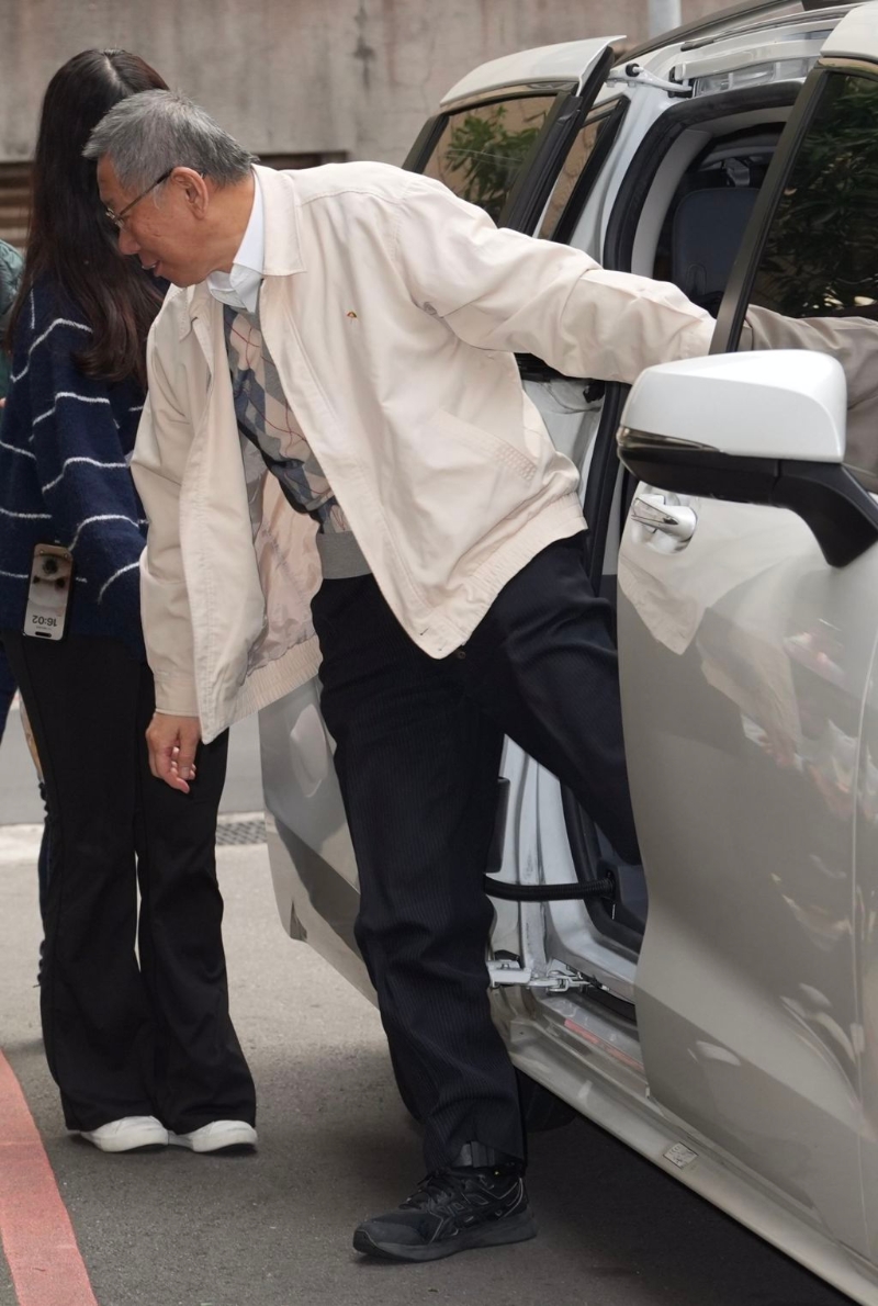 民眾黨主席柯文哲涉京華城弊案、政治獻金案，裁定柯文哲7000萬元交保，并戴電子腳鐐，限制出境、出海8個月?？挛恼芑丶蚁萝嚂r，一度露出電子腳鐐。