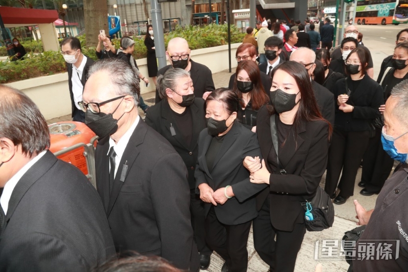 劉德華去年為父親舉辦喪禮，一眾親友包括劉德華大姊也有現身。