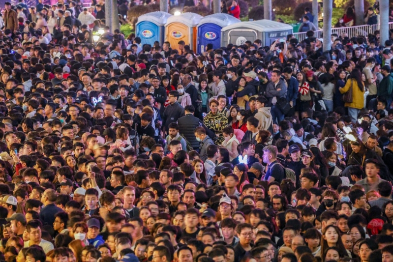 現場水泄不通。