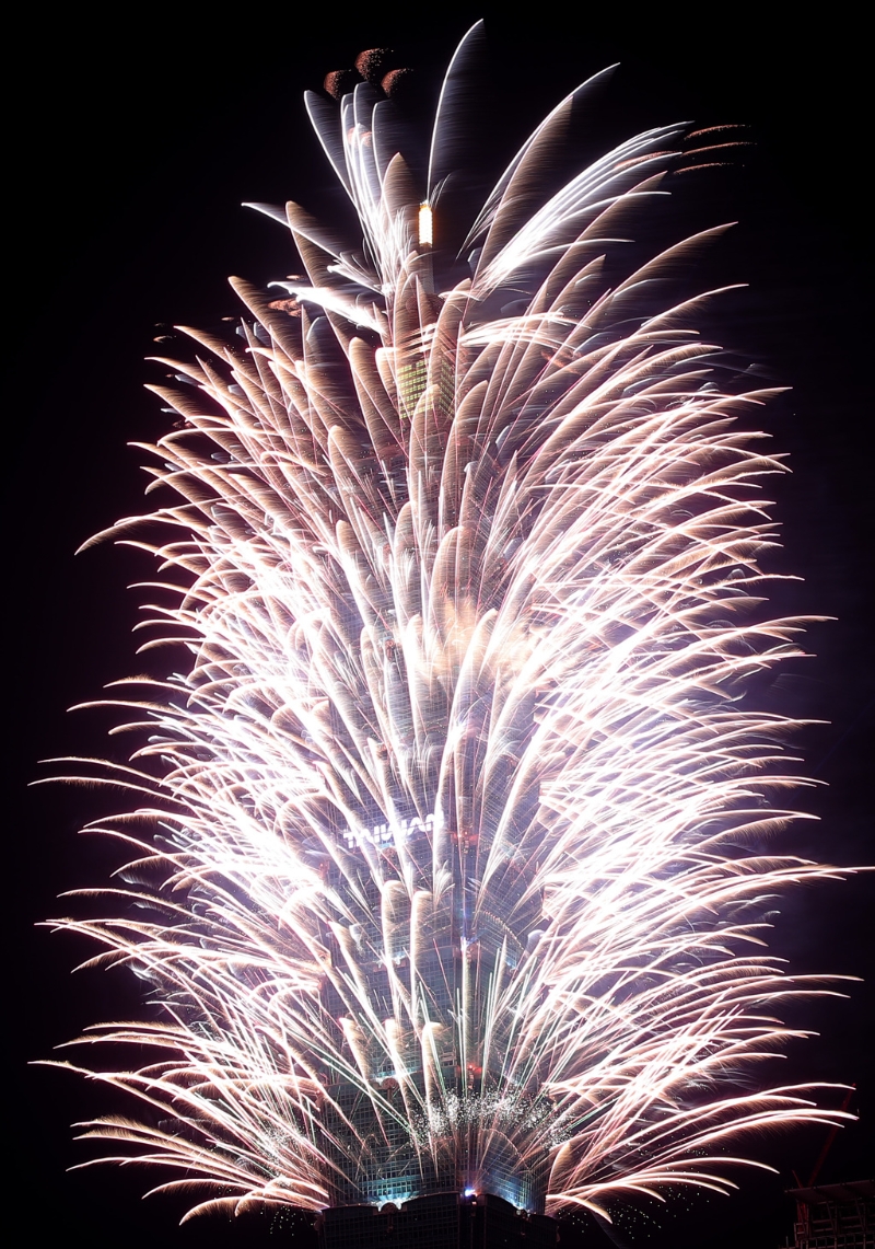 臺北101跨年煙火秀1日0時隆重登場 臺北101跨年煙火秀1日0時隆重登場