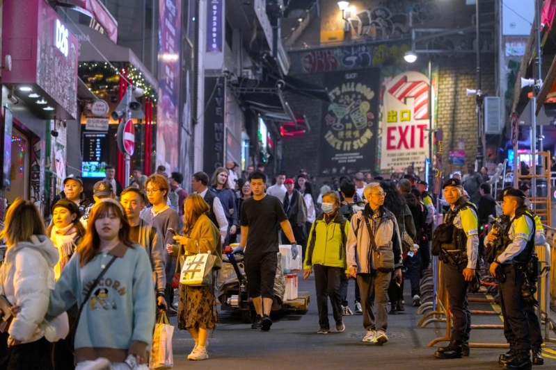 市民在蘭桂坊一帶準備迎接近一年。 吳艷玲攝