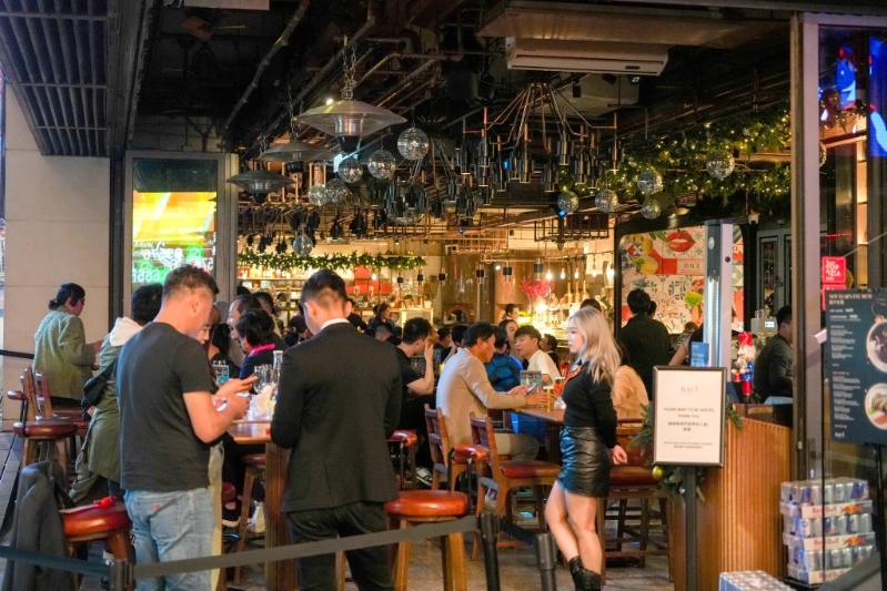 市民及游客到蘭桂坊的酒吧及食肆消遣。