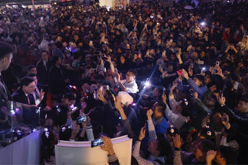 李家超受在場內士歡迎。