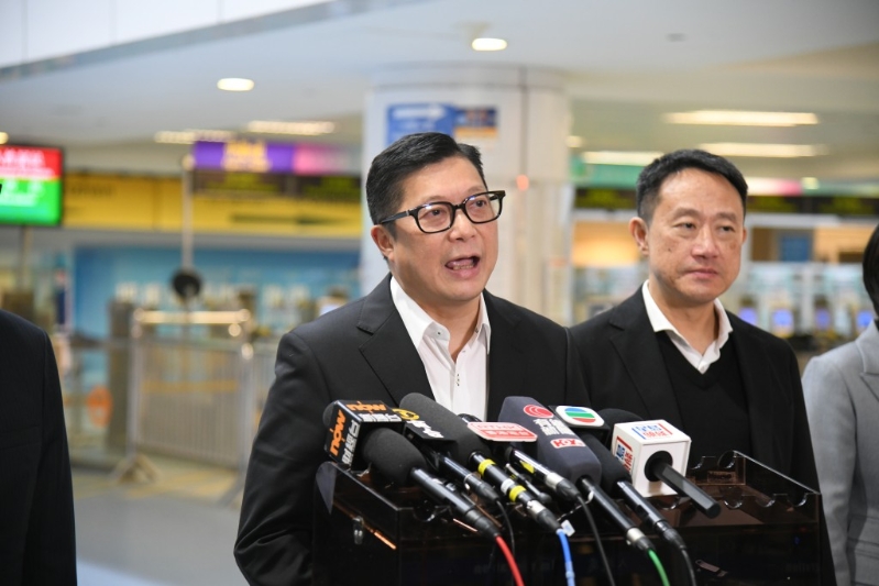 鄧炳強指過關人數較平日周末前略多。