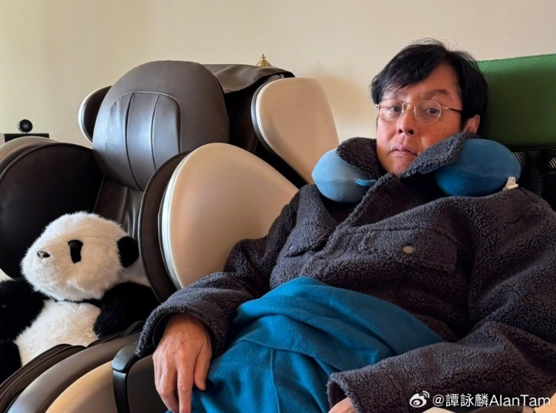 譚詠麟這段期間都有更新微博，但見他精神萎靡不振，經常坐在家中穿上厚厚衣服。