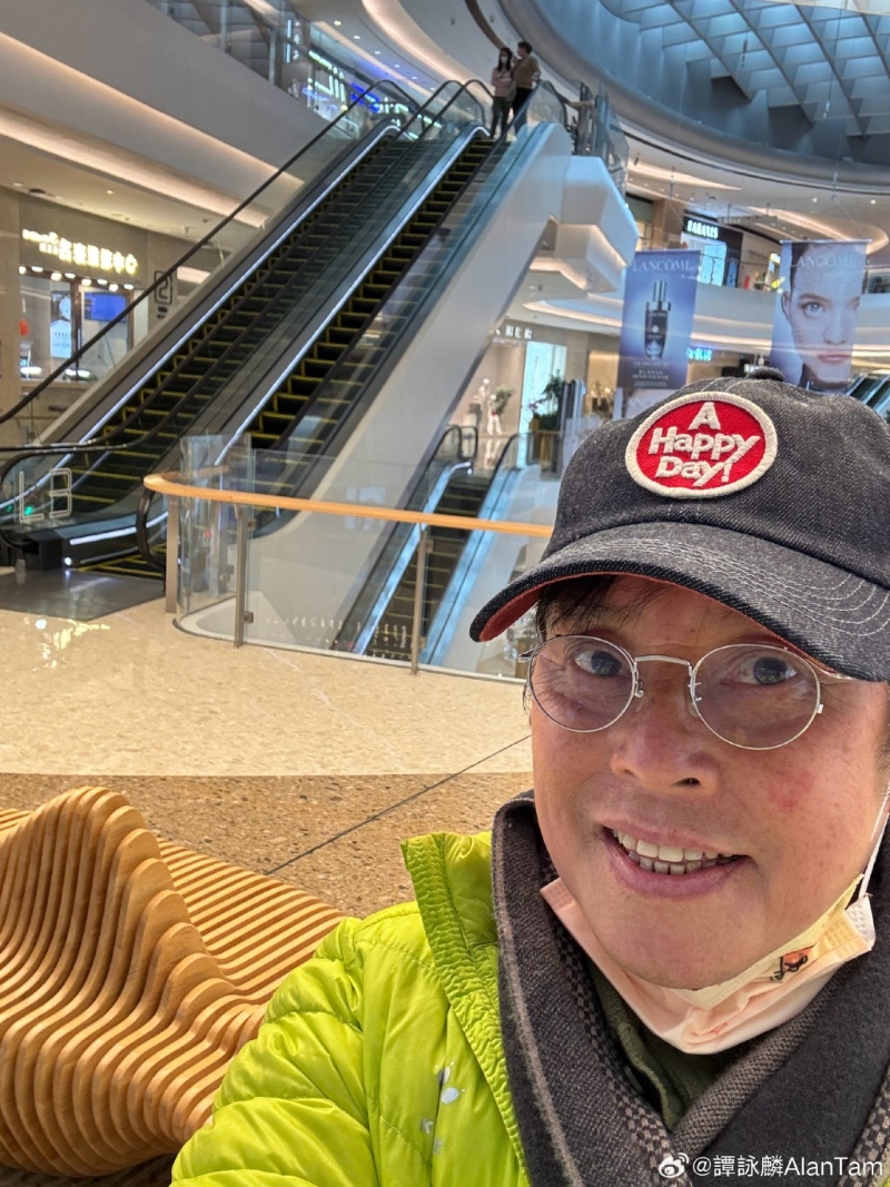 譚詠麟29日再次發文指：“個多月以來第一次離開香港”，照片中見他疑似返回深圳行商場食飯，當時他的笑容牽強，令網民心痛。