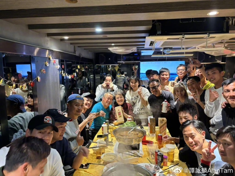 31日譚詠麟貼出與明星足球隊成員曾志偉、黃日華等人聚會的照片