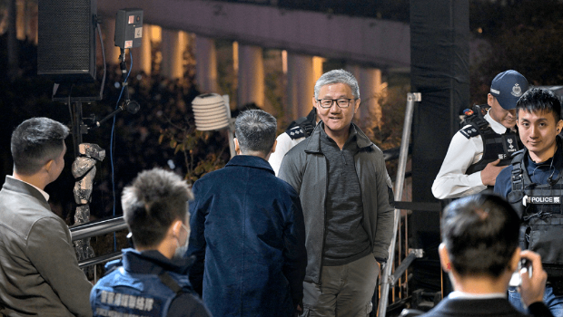 蕭澤頤晚上到灣仔巡視情況。