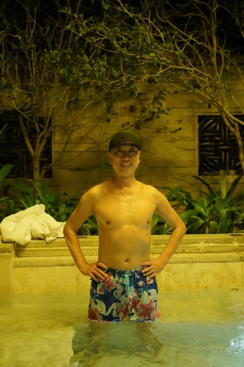 鄔友正貼出自己的水著照曬均勻的身材。