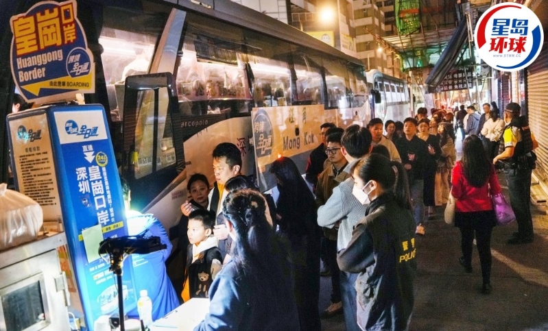 警方在場維持秩序，旅客有序地排隊上跨境巴士。 吳艷玲攝