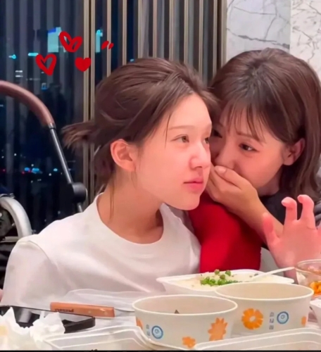 好友在耳邊說話，趙露思展露笑容。