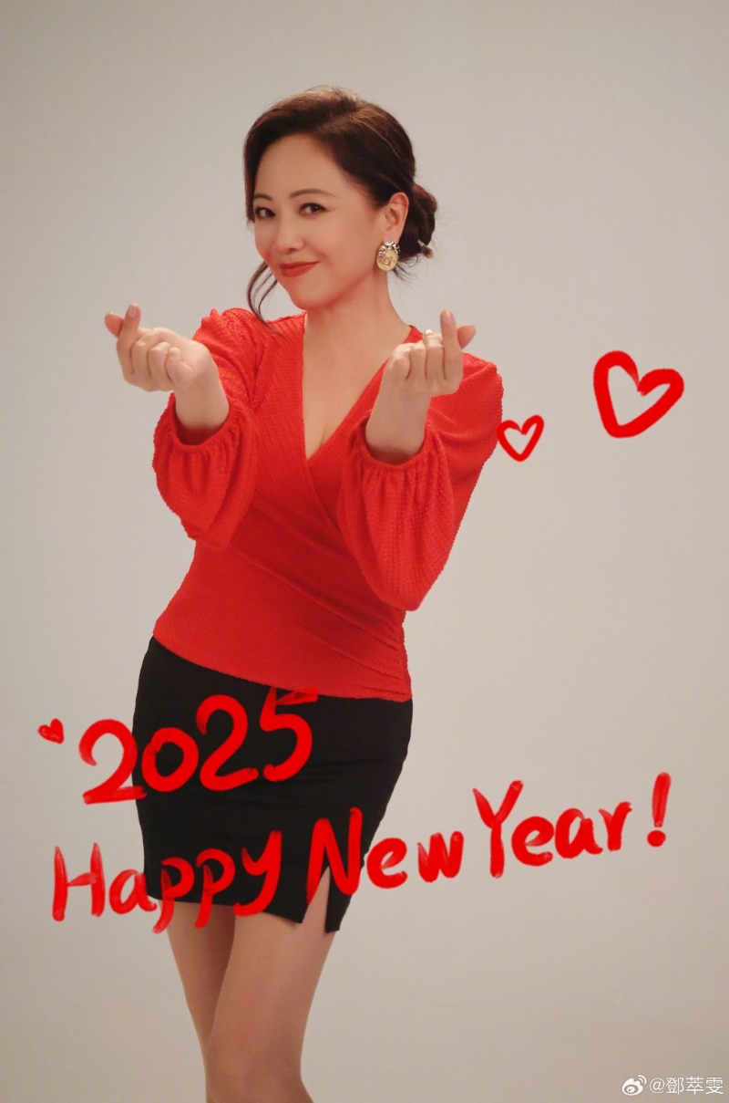 鄧萃雯12月31日在社交網貼出一張照片，見她扎起頭發，化上精致妝容，身穿紅色低胸上衣，輕露事業線，下身配以黑色高衩短裙大曬美腿，更風騷做出心心手勢。
