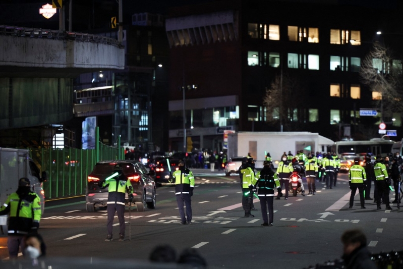 警方今晨在總統官邸前管控交通。 路透社