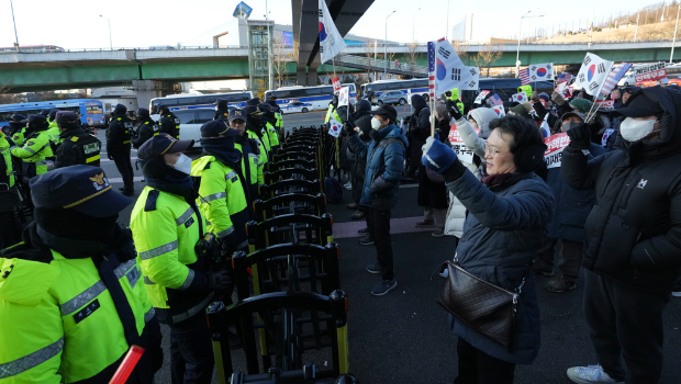 韓國警方在總統官邸附近戒備 韓國警方在總統官邸附近戒備