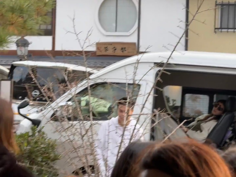 日前何猷君和奚夢瑤，于京都被網民捕獲，并上載于小紅書上(3日)。片中所見奚夢瑤正舒適地攤坐于車上。