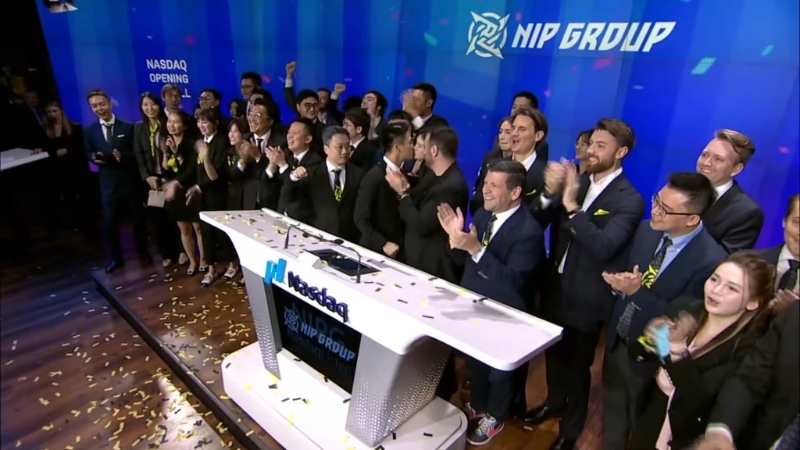 何猷君在鏡頭前甜蜜熱吻老婆奚夢瑤。