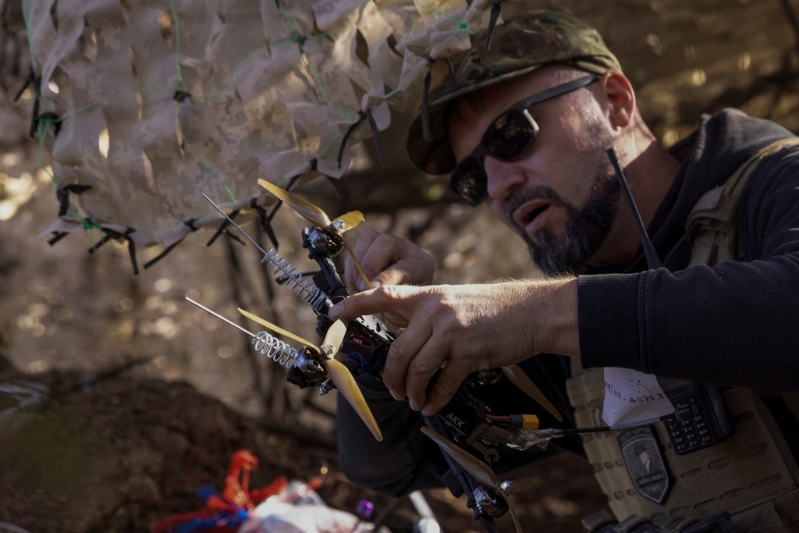 烏克蘭哈爾科夫地區，一名烏克蘭軍人正在準備一架第一人稱視角無人機（FPV）。 （路透社）