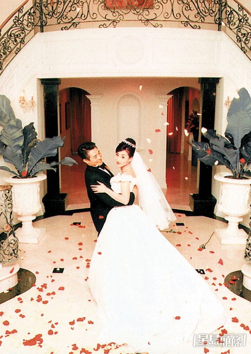 利智1999年與李連杰結婚，便淡出幕前。