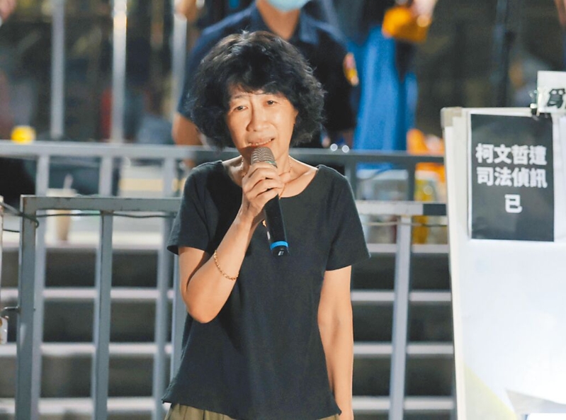 柯文哲的學生、醫師許富舜爆料，2014年曾為柯文哲建置了線上政治獻金的電子金流系統，“當時自己卻親眼見到這些金額被帶回家”。